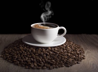 kahve, koyu kahve çekirdekleri yığın üzerinde buhar ile