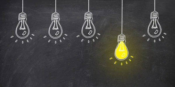 Beş ampul blackboard bir ampul parlak sarı. ideo kavramı