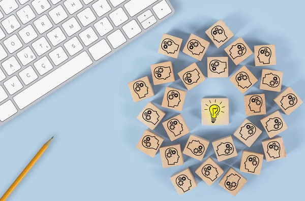 青いオフィス デスク Keyboard Brainstorming の概念と木製の立方体に黄色の電球 — ストック写真