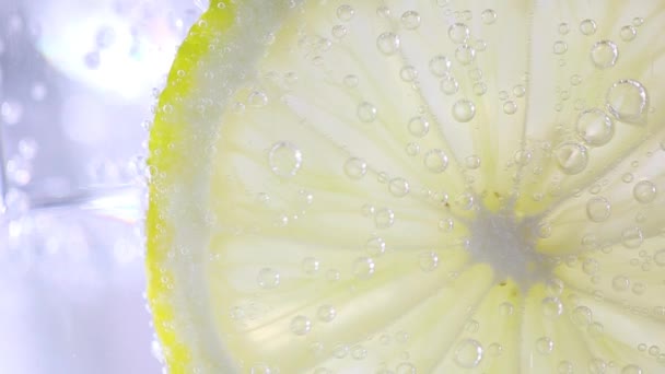 Λεμόνι Φέτα Στο Ποτήρι Σόδα Φυσαλίδες — Αρχείο Βίντεο
