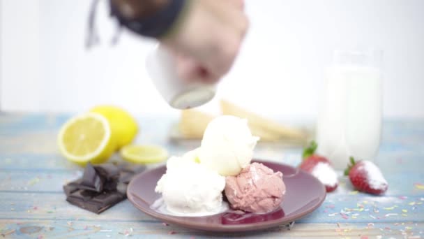 Льется Шоколад Мороженое — стоковое видео