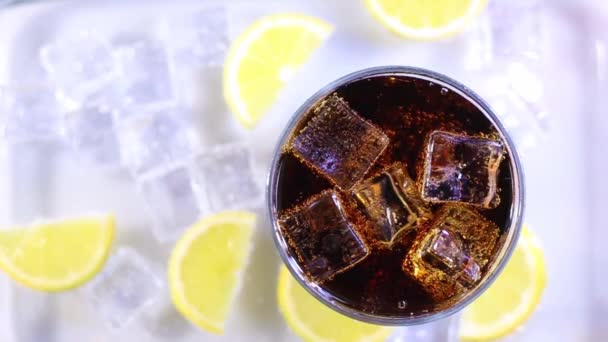 Παγωμένο Cola Cup Και Φέτες Λεμονιού Στη Γύρω Περιοχή — Αρχείο Βίντεο