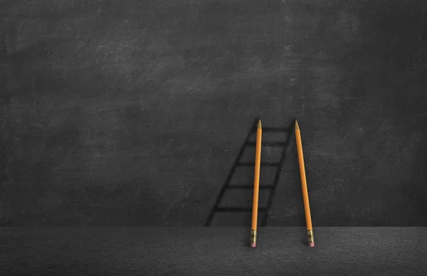 Schodiště tužka na chalkboard.climb k úspěchu konceptu — Stock fotografie