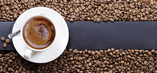 Taza de café sobre grano de café — Foto de Stock