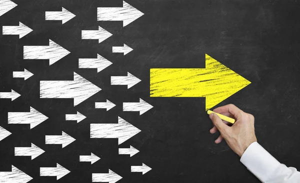 Beyaz oklar önde gelen sarı ok