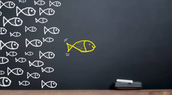 The concept of leadership. Big fish leads to a herd of fish — Stock Photo, Image