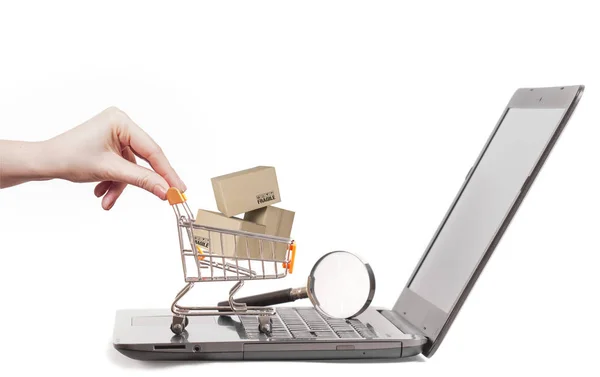 alışveriş sepeti nde kutu. dizüstü bilgisayarda el iterek alışveriş sepeti