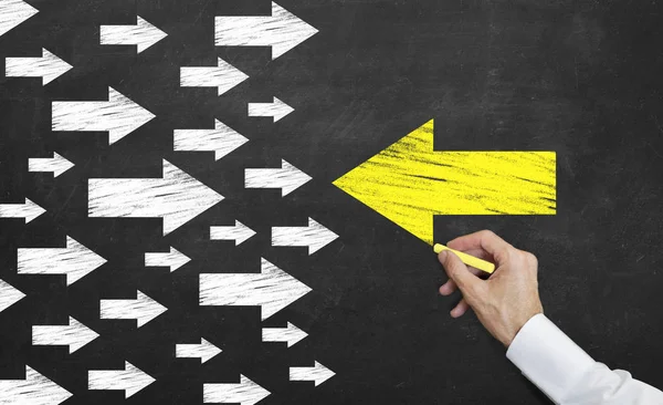 Sarı ok karatahtaya farklı yönlere gidiyor.