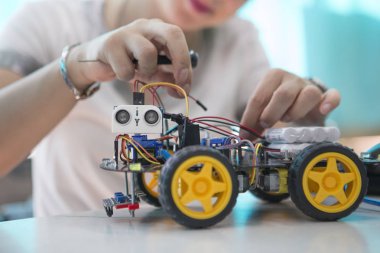 yetişkin kadın tornavida ile robot tamir