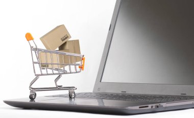 dizüstü bilgisayarda paket dolu alışveriş sepeti