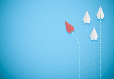 mavi arka plan üzerinde kırmızı kağıt uçak farklı yönde gider