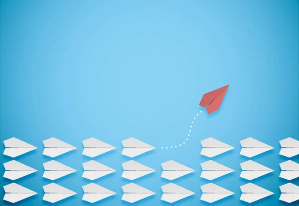 farklı düşünme kavramı.kırmızı kağıt düzlem gruptan ayrılıyor