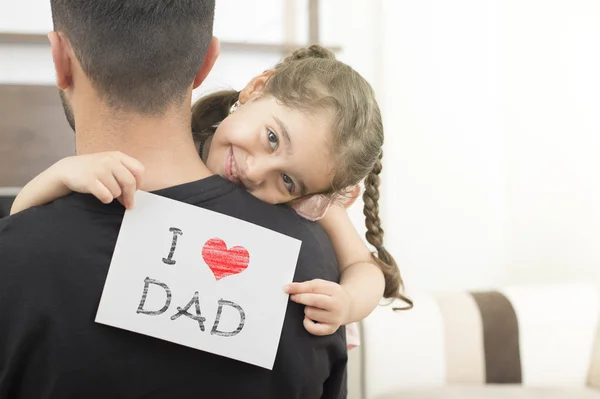 Fille montre amour papa carte sur l'épaule de son père — Photo