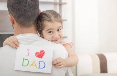 kız babasının omzunda aşk baba kartı gösterir