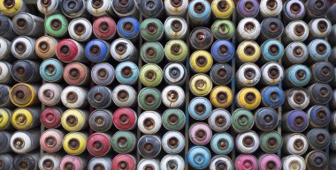 renkli boya kutuları satırda sıralı