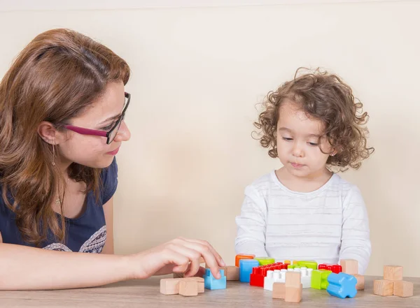 Moeder leert kleuren met LEGO voor dochter's intelligentie DEVE — Stockfoto
