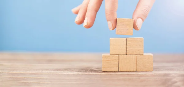 kadın mavi arka plan üzerinde bir satır boş bloklar yeralıyor