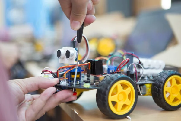 Elev gör robot med skruvmejsel i robotik kodning klass — Stockfoto
