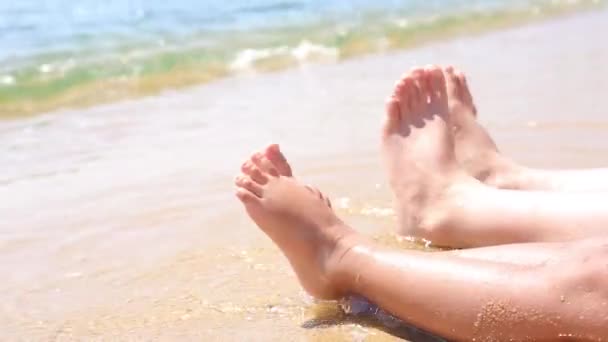 Мать Дочь Ставят Ноги Море Пляже Веселятся Волнами — стоковое видео