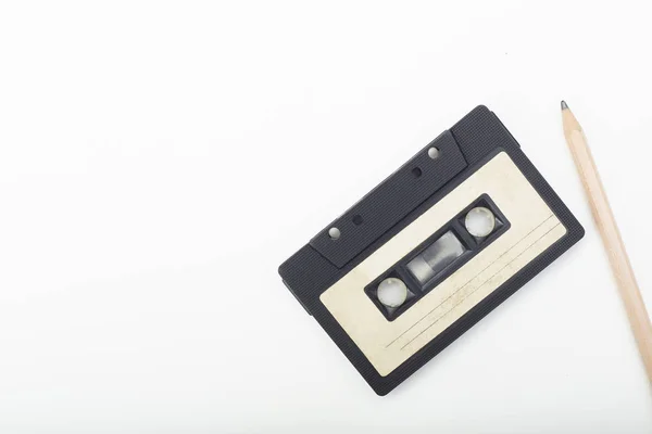 Vecchia audiocassetta e matita su sfondo bianco — Foto Stock