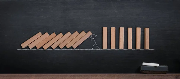 İşadamı zincirleme reaksiyonu dokunarak durduruyor. Risk yönetimi kavramı