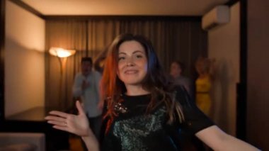 Dairede partide neşeyle dans POV Kadın