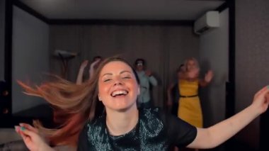 Çekici seksi zencefil kadın partide dans.