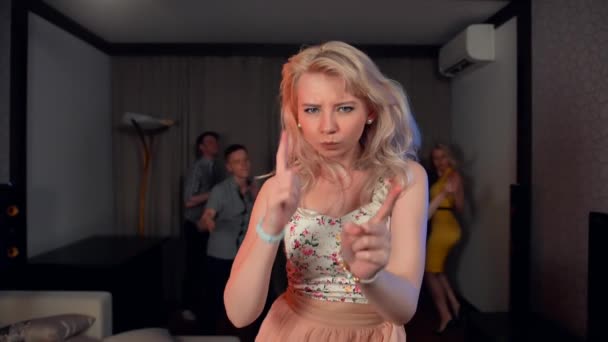 Attraktiva blonda kvinnliga Dans med lycka — Stockvideo