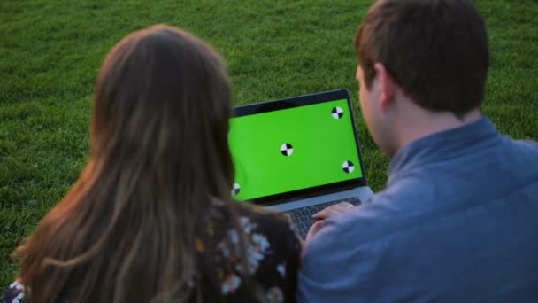 Ett lyckligt par som använder bärbar dator. — Stockvideo