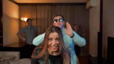 Bugün Cuma sona eriyor. Akşam partide dans çift.