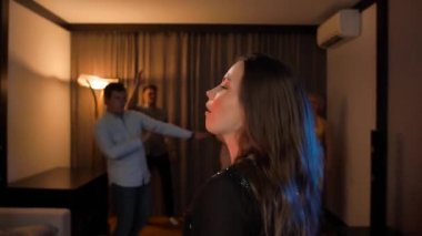 Dairede partide neşeyle dans seksi zencefil kadın