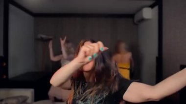 Bayan mutlu arkadaşları önünde dans