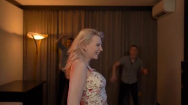 Kulüpte dans çekici seksi yakışıklı etkin kız sarışın