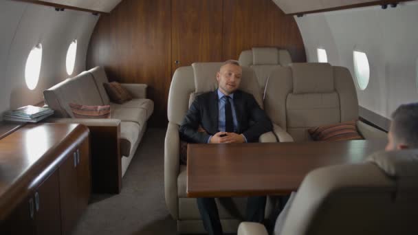 Soukromé letadlo kabina s podnikatelem v křesle. Měl rozhovor s partnerem. — Stock video