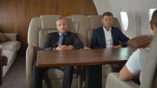 Pebisnis yang membahas bisnis jet pribadi — Stok Video