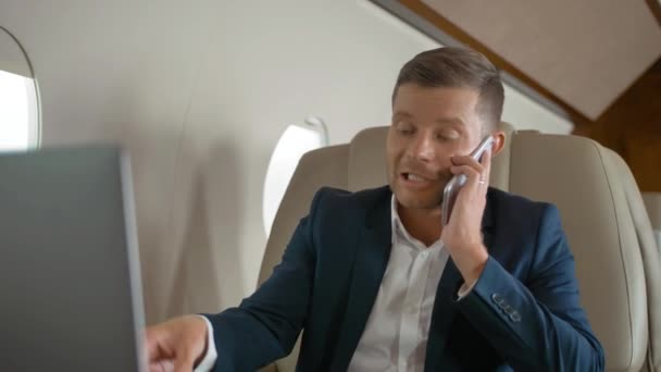 Szczęśliwy bogaty biznesmen dojrzałe mają rozmowy przez telefon i podczas podróży na business jet — Wideo stockowe