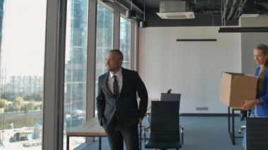 Gülümseyen, kutu ambalaj yeni ofis için hareketli iş adamları mutlu takım.