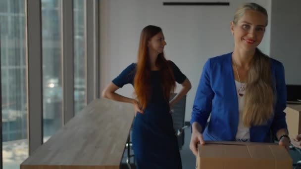 Femme d'affaires et groupe de beaux employés de bureau marchant dans le couloir vers la caméra tout en se déplaçant dans un nouveau bureau .