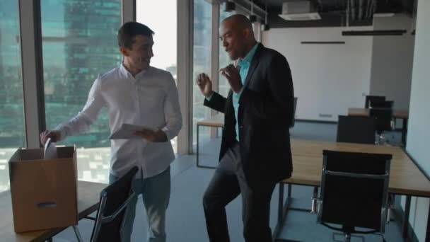 Feliz hombre de negocios afro-americano bailando animando a un acuerdo exitoso en el coworking moderno — Vídeo de stock