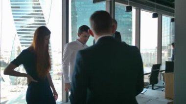 Modern gençlerin akıllı rahat kıyafet yol yapım iş stratejisi planlama