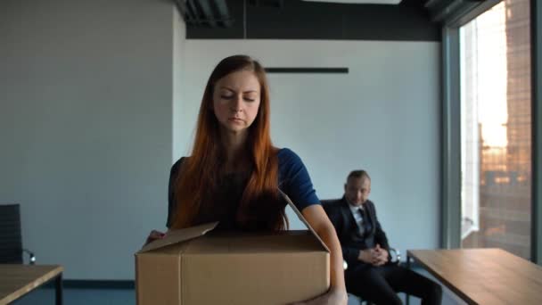 Triste employée emballant ses affaires et quittant le bureau après avoir été renvoyée 