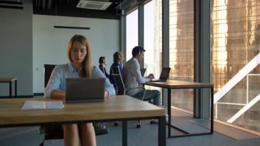İşkadını yönetmek iş ofis çağrı merkezi Ajansı