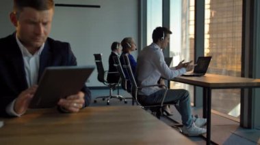 Çağrı merkezi dijital pad ile çekici yakışıklı patron işadamı portresi