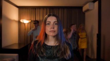 Mutlu genç brownhair kadın ayakta ve dans için sonra Başlat