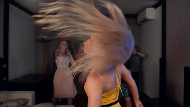 Vacker ung blond kvinna danser i gul klänning — Stockvideo