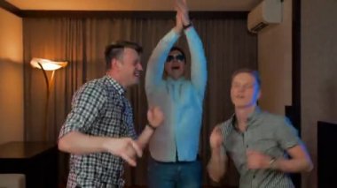 Düz ev oturma odasında dans çocuklar Grup