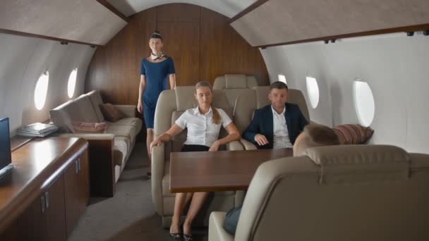 Mooie stewardess biedt hulp en service voor luxe privé jet eigenaren — Stockvideo