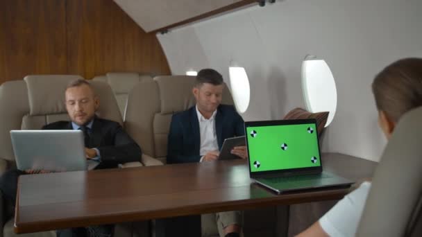 Ludzie biznesu mają spotkania w firmy jet — Wideo stockowe