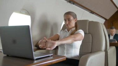 İş Bayan kullanım defter üzerinde iş özel jet Yönetim Kurulu