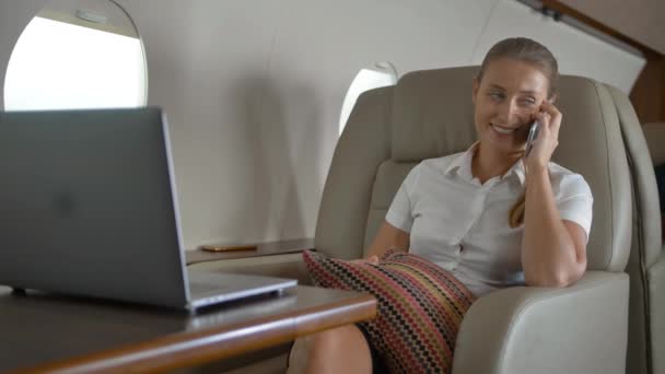 Happy lady parler voyage de luxe à l'intérieur de jet privé — Video